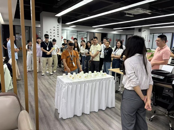 華邦瀛周一早會玩蒙眼疊紙杯：5組PK冠軍疊24個_團隊游戲_企業文化